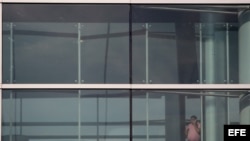 Un cubano en aeropuerto de Bogotá. Archivo.