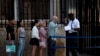 Cubanos hacen fila frente a la embajada de Estados Unidos en La Habana el día de su reapertura para los servicios consulares y de visas. (AP Foto/Ismael Francisco)