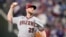Merrill Kelly, abridor de los Diamondbacks de Arizona, hace un lanzamiento en el segundo juego de la Serie Mundial ante los Rangers de Texas. (AP Foto/Brynn Anderson)