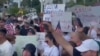 Cubanos protestan frente al Versailles, en Miami, contra la decisión de un Tribunal de apelaciones de EEUU contra la I 220A. (Captura de video/Javier Díaz/YouTube)