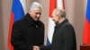 Miguel Díaz-Canel y Vladímir Putin se estrechan la mano en una ceremonia en Moscú. (Sputnik/Sergey Guneev/Kremlin vía Reuters/Archivo)