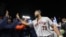 José Abreu (79), de los Astros de Houston, saluda a sus compañeros después de que el equipo derrotó a los Mellizos de Minnesota en el juego 4 para ganar la Serie Divisional de la Liga Americana de béisbol, en Minneapolis. (Foto AP/Stacy Bengs)