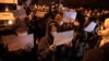 Manifestantes sostienen hojas de papel en blanco en señal de protesta contra el confinamiento obligatorio decretado por el gobierno de Xi, un desafío directo al Partido Comunista. (AP Photo/Ng Han Guan)