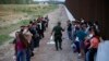 Un grupo de migrantes espera a ser procesado junto al muro fronterizo, en Eagle Pass, Texas. (AP/Dario Lopez-Mills, File)