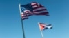 Banderas de Estados Unidos y Cuba.
