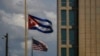 Una bandera cubana junto a una estadounidense fuera de la Embajada de Estados Unidos en La Habana. (AP/Ramon Espinosa, Archivo)