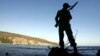 Un soldado de las tropas guardafronteras cubanas vigila la costa. (REUTERS/Claudia Daut/Archivo)