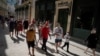 Turistas rusos que se hospedan en un resort en la playa caminan por las calles de la ciudad este 6 de enero, en una excursión diaria a La Habana. REUTERS/Alexandre Meneghini