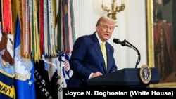 El presidente Donald Trump pronuncia un discurso en la Sala Este, el jueves 7 de agosto de 2025. (Foto oficial de la Casa Blanca por Joyce N. Boghosian)