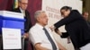 El presidente mexicano Andrés Manuel López Obrador recibe una inyección de la vacuna cubana Abdala COVID-19, en Ciudad de México.