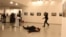  Fotografía del hombre armado (d) que disparó contra el embajador de Rusia en Turquía, Andrei Karlov.