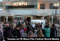 Asistentes al Festival de Cine de Miami se congregan en la entrada del Teatro Olympia, en Miami.
