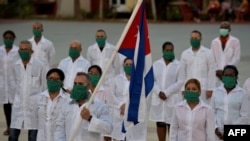 El grupo de médicos cubanos que viajó a Andorra. (Yamil Lage/AFP)