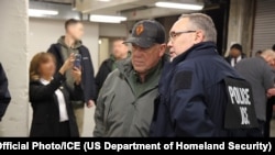 El zar fronterizo Tom Homan, y el agente especial a cargo del ICE en Chicago, Sean Fitzgerald, el 26 de enero de 2025 en Chicago.