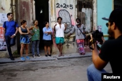 Luis Manuel Otero Alcántara junto a los organizadores de la "00Biennal" en una foto tomada en mayo de 2018. REUTERS/Alexandre Meneghini