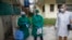 Trabajadores de la salud cubanos hacen pruebas de PCR.AP Photo/Ismael Francisco