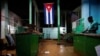 Una bandera cubana en una bodega en La Habana. El OCC aasegura que las protestas económicas y sociales fueron encabezadas en febrero de 2023 por las dirigidas al incumplimiento de las cuotas racionados de alimentos esenciales en la dieta cubana.