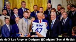 Trump recibió una camiseta de los Dodgers marcada con el "47", en alusión a su número como presidente de Estados Unidos.