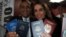 La periodista venezolana Lourdes Ubieta, acompañada de Carlos Herrades, muestran sus dos pasaportes, de Venezuela y Estados Unidos. 