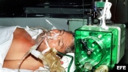 Fotografía de archivo. Un hombre es tratado de cólera en un hospital. ACAN/EFE 