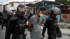 Miembros de las fuerzas especiales detienen a un manifestante en La Habana, Cuba, el 11 de julio. (YAMIL LAGE / AFP)