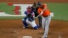 El primera base de los Astros de Houston, José Abreu (79), conecta un jonrón de tres carreras contra los Rangers de Texas. Jerome Miron-USA TODAY Deportes vía Reuters.