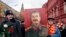 Comunistas rusos sostienen un cartel del ex dictador Josef Stalin, ante su tumba en la Plaza Roja de Moscú, Rusia. Archivo.
