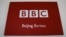 Una placa con el logo de la BBC se observa en la entrada del buró de dicho canal en Beijing, China. [Foto de archivo].