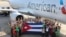 Empleados de American Airlines posan junto a uno de sus aviones con la bandera cubana. (Foto: American Airlines) 