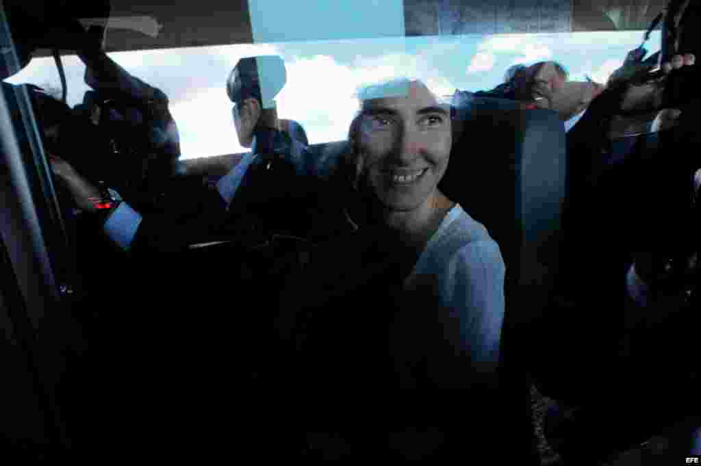  La disidente cubana Yoani Sánchez llega hoy, miércoles 20 de febrero de 2013, a la sede de la Cámara de Diputados, en Brasilia (Brasil)