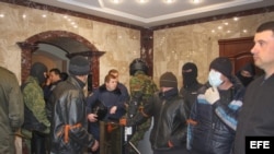 Militares en la sede regional del Ministerio del Interior, rodeado por manifestantes prorrusos en Donetsk, Ucrania
