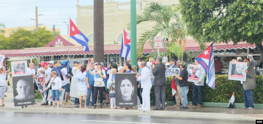 Posters de Félix y Saily Navarro sobresalen en la protesta del 3 de mayo de 2025, en Miami, en apoyo a presos políticos cubanos.