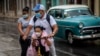 Una familia se traslada en bicicleta por una calle de La Habana. (AP/Ramon Espinosa)