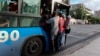 Las guaguas repletas en pleno corazón de La Habana (Foto: Ismael Francisco/AP)