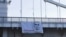 Cartel pidiendo la libertad de Oleg Sentsov en el puente Crimea de Moscú. /RFE/RL