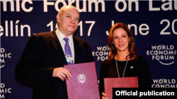 La ministra de Comercio de Colombia, María Claudia Lacouture, y su homóglogo cubano, Rodrigo Malmierca, acordaron facilitar el intercambio comercial entre sus países en una reunión del Foro Económico Mundial sobre América Latina, celebrado desde el jueves