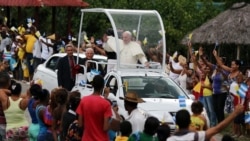  El Papa Francisco realiza un recorrido en papamóvil al llegar a la ciudad de Santiago de Cuba rumbo al poblado de El Cobre.