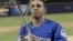 Yoenis Cespedes, de Atléticos, sostiene el trofeo después de ganar el Clásico de Cuadrangulares de las Estrellas de la MLB hoy, lunes 15 de julio de 2013 en el Citi Field de Flushing, Nueva York (EE.UU.). 