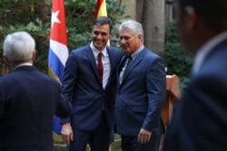 El primer ministro español Pedro Sánchez junto al gobernante cubano Miguel Díaz-Canel, en La Habana, en noviembre de 2018. (REUTERS/Alexandre Meneghini)