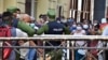 La policía controla a una multitud en fila para comprar alimentos en un mercado de La Habana. (ADALBERTO ROQUE / AFP)