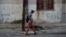 Un hombre camina por las calles de La Habana tras el nombramiento de Díaz-Canel como sucesor de Castro.