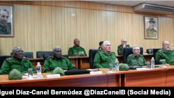El General Raúl Castro flanqueado por su sucesor Miguel Díaz-Canel y el premier Manuel Marrero una reunión del Ejército Occidental celebrada en enero de 2025.