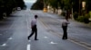 Policías recorren una de las principales calles de La Habana durante el toque de queda. AP Photo/Ramon Espinosa