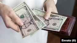 Un impuesto al envío de remesas afectaría a cientos de miles de cubanos que residen en EEUU y que sostienen económicamente a sus familiares en la isla. 