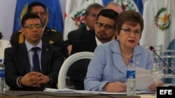 La secretaria general del Sistema de la Integración Centroamericana (SICA), Victoria Marina de Avilés, da comienzo a la reunión. EFE