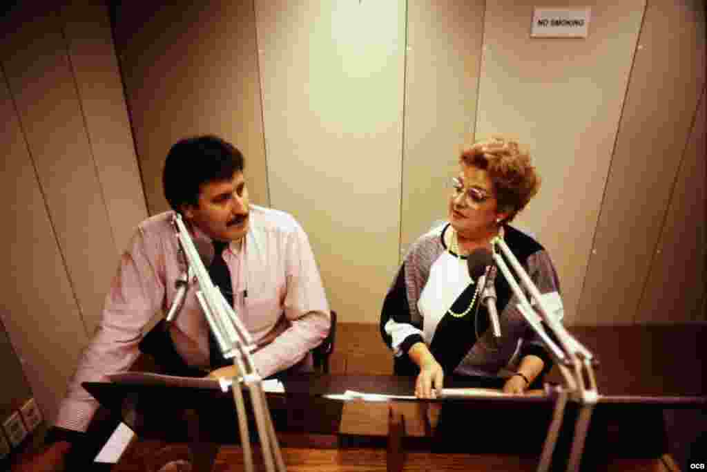Los locutores Arístides Quinteros y Margarita Prieto, Radio Martí Washington.