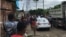 Los vecinos impidieron que la Policía se llevara al menor. (Captura de video/Cubanet)