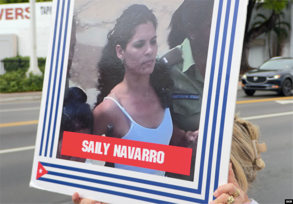 La foto de un arresto a Saily Navarro terminó convertida en un cartel en reclamo por su libertad en la manifestación del 3 de mayo de 2025, en Miami, en apoyo a presos políticos cubanos.