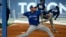 El lanzador de los Toronto Blue Jays, Yariel Rodríguez, lanza durante un entrenamiento de primavera el 18 de febrero de 2024, en Dunedin, Florida. El camagüeyano pasó tres temporadas en la Liga profesional de Japón. (AP Photo/Charlie Neibergall).