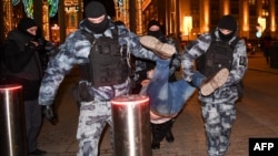 Represión en Moscú durante manifestación de protesta contra invasión rusa a Ucrania